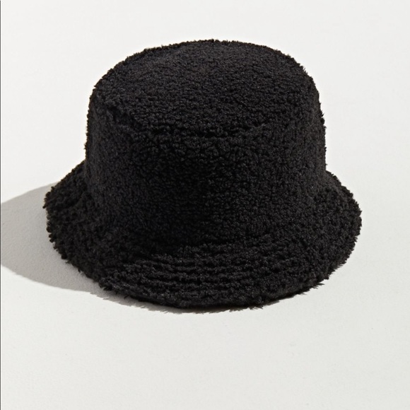 Urban Outfitters Accessories - UO Sherpa bucket hat
